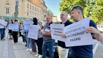 Фото: Мешканці Великих Грибович пікетують обласну раду, щоб будівлю амбулаторії передали в комунальну власність Львівської громади (відео)