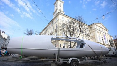 Фото: У центрі Львова розмістили човен, на якому львів’янин підкорить Атлантичний океан
