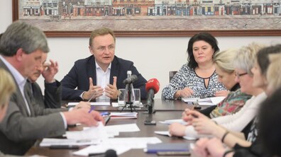 Фото: Міський штаб рекомендує не використовувати сушки для рук, а замінити їх паперовими рушниками