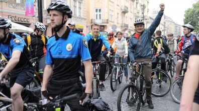 Фото: У Львові відзначили Всеукраїнський Велодень: мер Львова також проїхав з учасниками на велосипеді