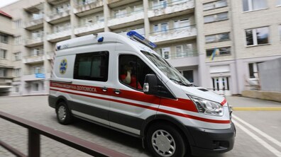Карета швидкої медичної допомоги на фоні однієї з лікарень міста