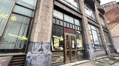 Перший поверх будинку на вулиці Академіка Володимира Гнатюка, 20–22, де були залізничні каси