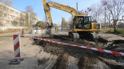 Фото: На вул. Курмановича тривають ремонтні роботи: працює важка техніка, дорогу перекрито для руху транспорту