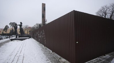 Фото: Тривають роботи по встановленню риштування для демонтажу аварійної стели Монументу Слави
