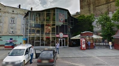 тимчасова триповерхова скляна споруда на вул. Шпитальній