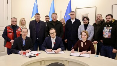 Спільне фото під час підписання меморандуму. За столом сидять Іван Семерак, голова Українського Товариства Червоного Хреста, Андрій Москаленко, перший заступник міського голови та Валентина Бартошик директорка департаменту гуманітарної політики. Позаду стоїть мер Львова Андрій Садовий та інші представники міської ради та Українського червоного хреста.