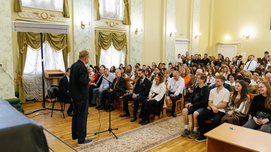 Міський голова Андрій Садовий у чорній вишиванці перед мікрофоном спілкується із студентами