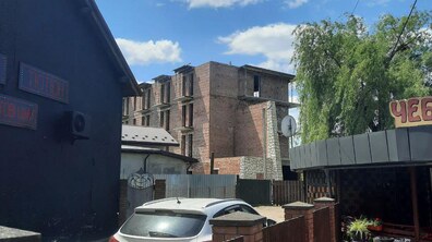Фото: Міська інспекція ДАБК звернулась до прокуратури щодо будівництва готелю на вул. Курортній у Брюховичах, що триває без належних дозвільних документів