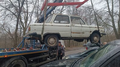 покинута автівка, яку забрали на арештмайданчик