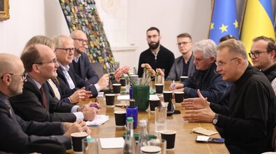 Представники міста та Шведського агентства з міжнародної співпраці та розвитку SIDA спілкуються, сидячи за столом переговорів