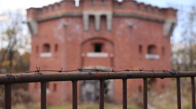 Огорожа з колючим дротом, на другому плані – одна з веж Цитаделі