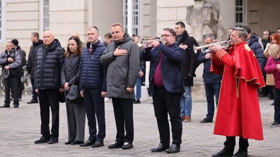 архієпископ та міський сурмач грають мелодію під час міської церемонії прощання. Перед ратушею мер Львова Андрій Садовий, представники делегації та працівники Львівської міської ради