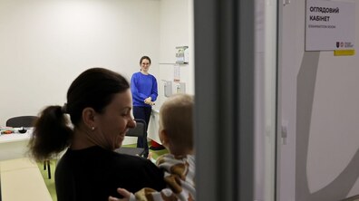 Матір з дитиною прийшли на огляд до лікарки