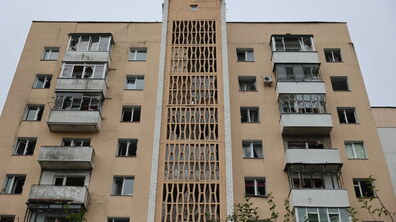 вибиті вікна у житловому будинку після обстрілу