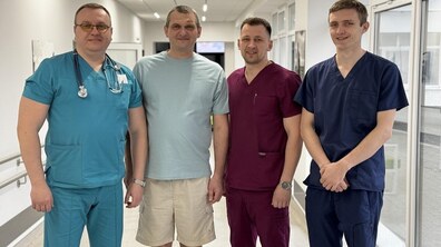Львів’янин Юрій Пиріг (другий зліва) разом із медиками стоять у коридорі лікарні і посміхаються