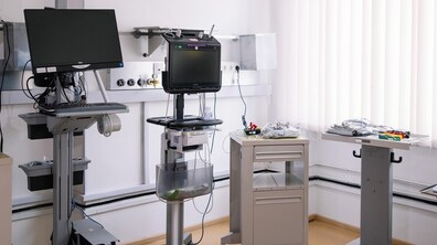 Декілька спеціалізованих медичних апаратів стоять у приміщенні реанімації