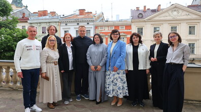 працівники музейної сфери з міським головою Львова Андрієм Садовим на спільному фото.