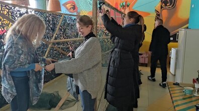 Фото: У Львові в Пункті Незламності плестимуть маскувальні сітки: охочих запрошують долучатись