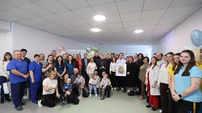 Загальне фото представників міської та обласної влади, керівництва та працівників клініки, благодійників, пацієнтів та їхніх батьків.