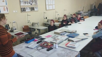 Фото: Переселенців запрошують на безкоштовні курси з шиття, перукарського мистецтва та кулінарії з подальшою можливістю працевлаштування