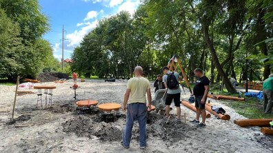 Фото: У парку «700-річчя Львова» триває облаштування ігрової зони для дітей