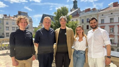 На фото з ліва на право: Антон Коломєйцев – головний архітектор Львова, Андрій Садовий – мер Львова, Алессандро Сімонетті та Людовіка Арчі - співзасновники міжнародної студії SARAVÁ, Андрій Гривняк - співзасновник та директор компанії SKEIRON.