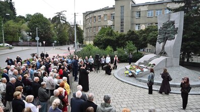На площі біля високого кам'яного монумента з рельєфним деревом зібралася громада й духовенство для вшанування пам'яті депортованих українців.
