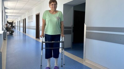 Фото: У лікарні Святого Пантелеймона виправили вроджену ваду 62-річній жінці: вона знову може ходити