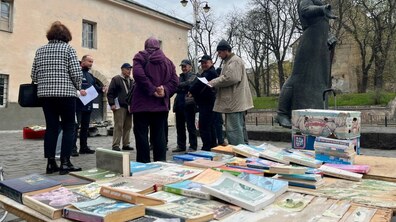 Фото: На букіністичному ярмарку муніципали проводять щоденні перевірки товару (відео)