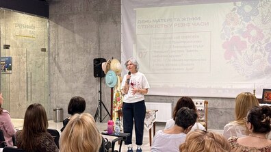 Катерина Кіт-Садова виступає перед заповненим жінками залом