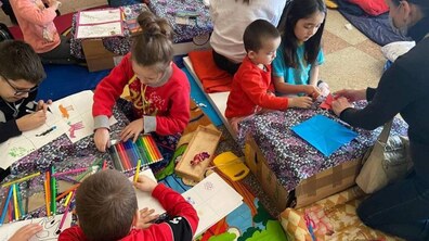 Фото: Педагоги Дитячих клубів Львова проводять творчі заняття для вимушено переміщених дітей на залізничному вокзалі