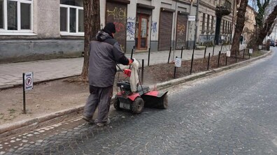Фото: Комунальні служби чистять тротуари прибиральними щітками