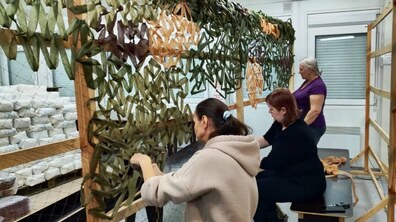 Фото: Мешканці модульного містечка у Львові сплели 140 маскувальних сіток для воїнів ЗСУ