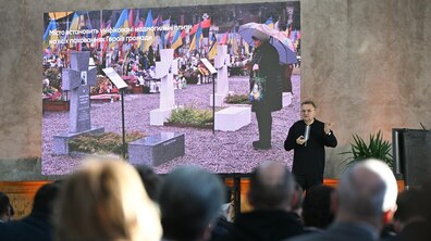 Мер Львова Андрій Садовий виступає під час презентації звуту за 2025 рік. Позаду нього на великому екрані Поле почесних поховань Личаківського кладовища. Тут представлено зразки хрестів, з якими ознайомлюються рідні полеглих захисників та захисниць