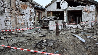 Знищений будинок у Малехові внаслідок удару ворожого безпілотника. Дах і стіни сильно пошкоджені, навколо розкидані уламки будівельних матеріалів, поруч стоїть знищений автомобіль. Територія огороджена сигнальною стрічкою.