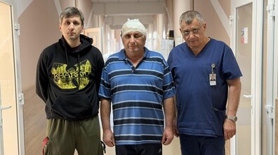 У лікарняному холі зліва-направо стоять: отоларинголог, онкохірург та пластичний хірург Олександр Світличний, пацієнт Юрій Галась та щелепно-лицевий хірург Олег Ковтуняк