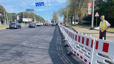 Вул. Стрийська перед перехрестям із проспектом Святого Івана Павла ІІ. Уздовж крайньої правої смуги встановлено довгий ряд біло-червоних пластикових бар’єрів, які звужують проїзну частину та не дозволяють автомобілям ставати у два ряди.