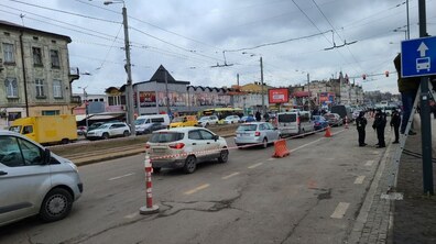 Фото: Водіям нагадують: в'їзд на Головний залізничний вокзал закрили для приватного автотранспорту
