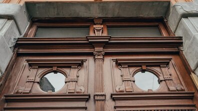 Фото: У Львові відновили дубову браму у неоренесансній кам’яниці