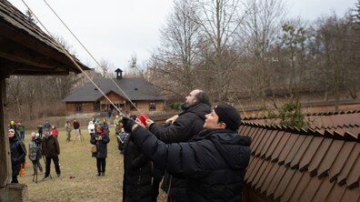 Фото: У Шевченківському гаю провели видиво-гепенінг «НАБАТ: роковини»