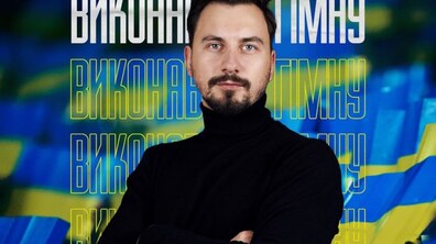 Фото: Гімн України перед вчорашнім футбольним матчем виконав співак-волонтер, якому львівські медики врятували життя (відео)