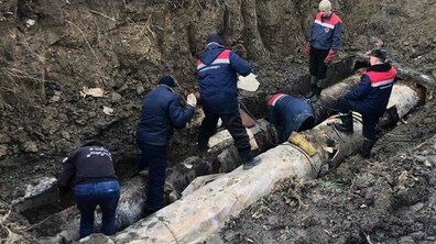 Працівники львівтеплоенерго у формовому одязі спрацюють над ліквідацією витоку на трубі великого діаметру