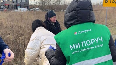 Фото: Після вмовлянь жінку, яка жила у наметі поблизу ТЦ Victoria Gardens, соцпрацівники нарешті переконали поїхати у притулок