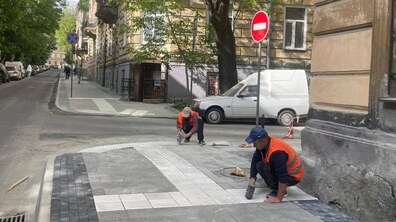 Фото: На вул. Патріарха Димитрія Яреми облаштували доступний тротуар у співпраці з бізнесом
