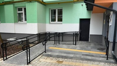 облаштований пандус до житлового будинку у межах безбар՚єрного маршруту у Шевченківському районі