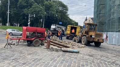 Фото: На вул. Підвальній проводять заміну ділянки колії: трамваї № 2 і № 7 курсують за зміненим маршрутом, а № 1 і № 9 не курсують