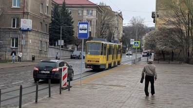 Фото: Трамваї вже зупиняються на новій зупинці на вул. Мечникова - біля поля почесних поховань захисників