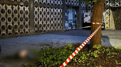 Внутрішній дворик Ратуші - місце, де сталася подія, огороджене червоно-білою сигнальною стрічкою
