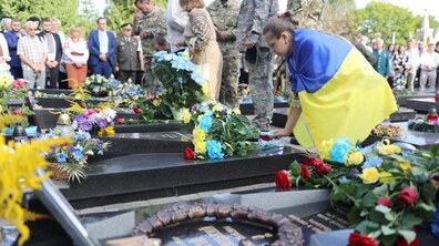 Фото: День Незалежності розпочався з молитви на Личаківському кладовищі