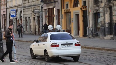 Фото: По Львову їздять машини з гучномовцями, які інформуватимуть мешканців про ситуацію в місті